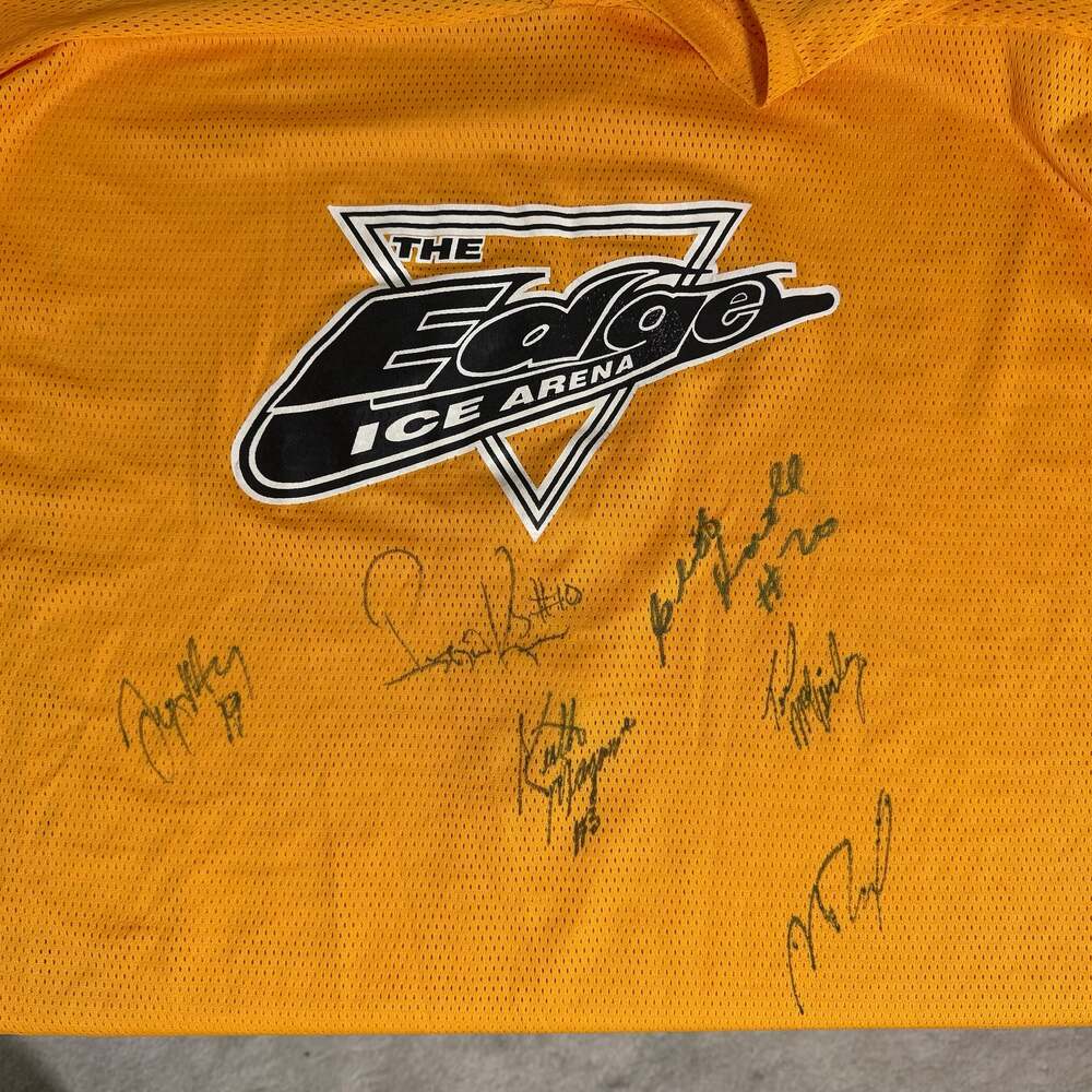 Autographed Edge Ice Arena Hockey Practice‎ Jersey Chicago Blackhawks NHL